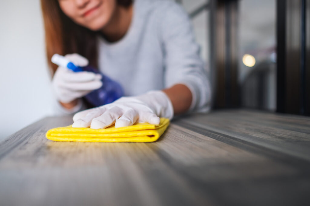 une jeune femme portant des vêtements de protection