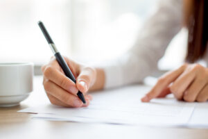 main femme d'affaires écriture papier bureau