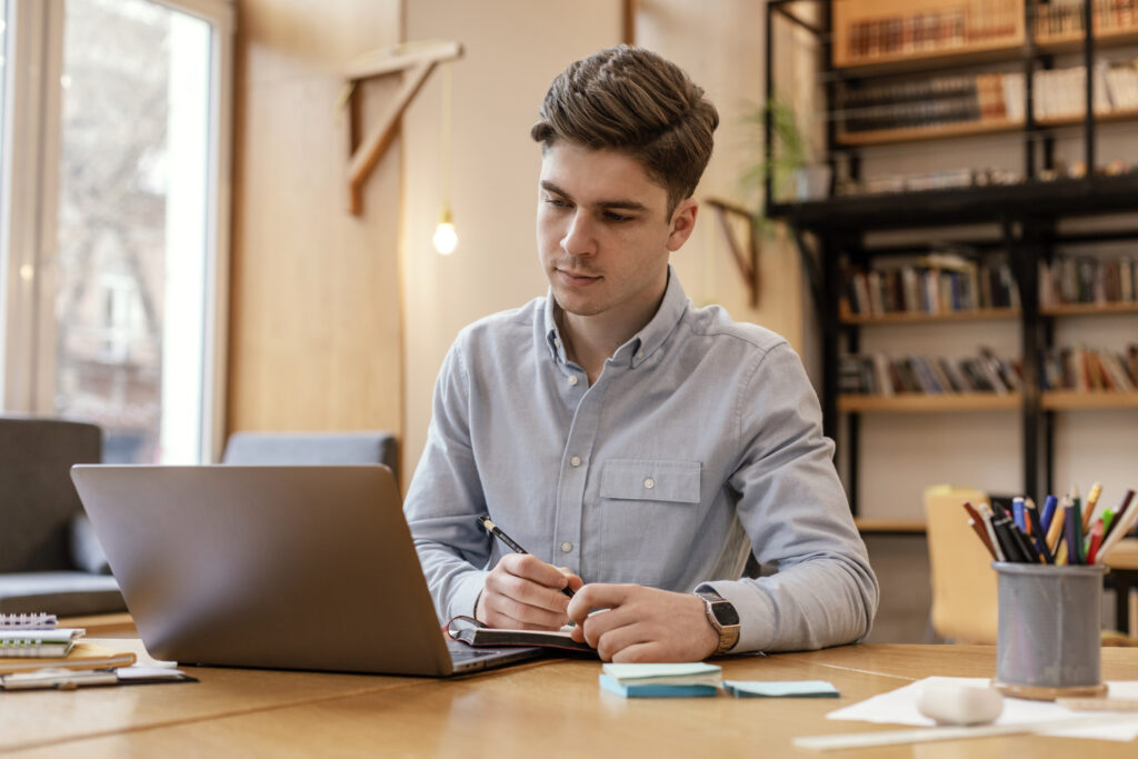 portrait, homme, travail, ordinateur portable