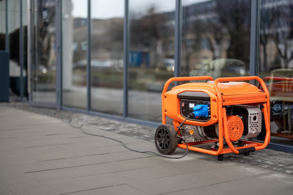 générateur électrique dans une rue près d'un magasin ou d'un café 2023 11 27 04 55 34 utc