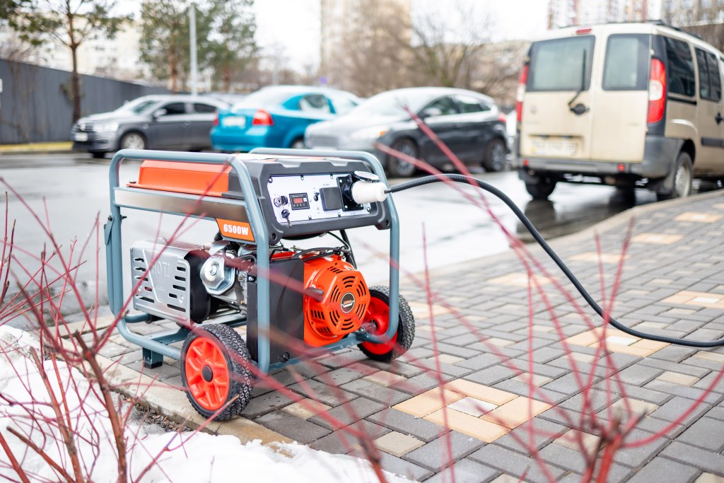 stroomvoorziening generator geplaatst op straat trottoir 2023 11 27 05 05 28 utc